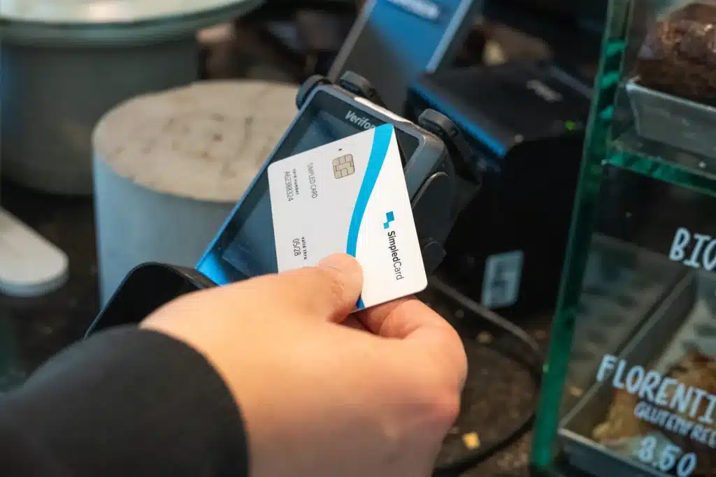 Medewerker betaalt met SimpledCard betaalkaart bij een betaalterminal
