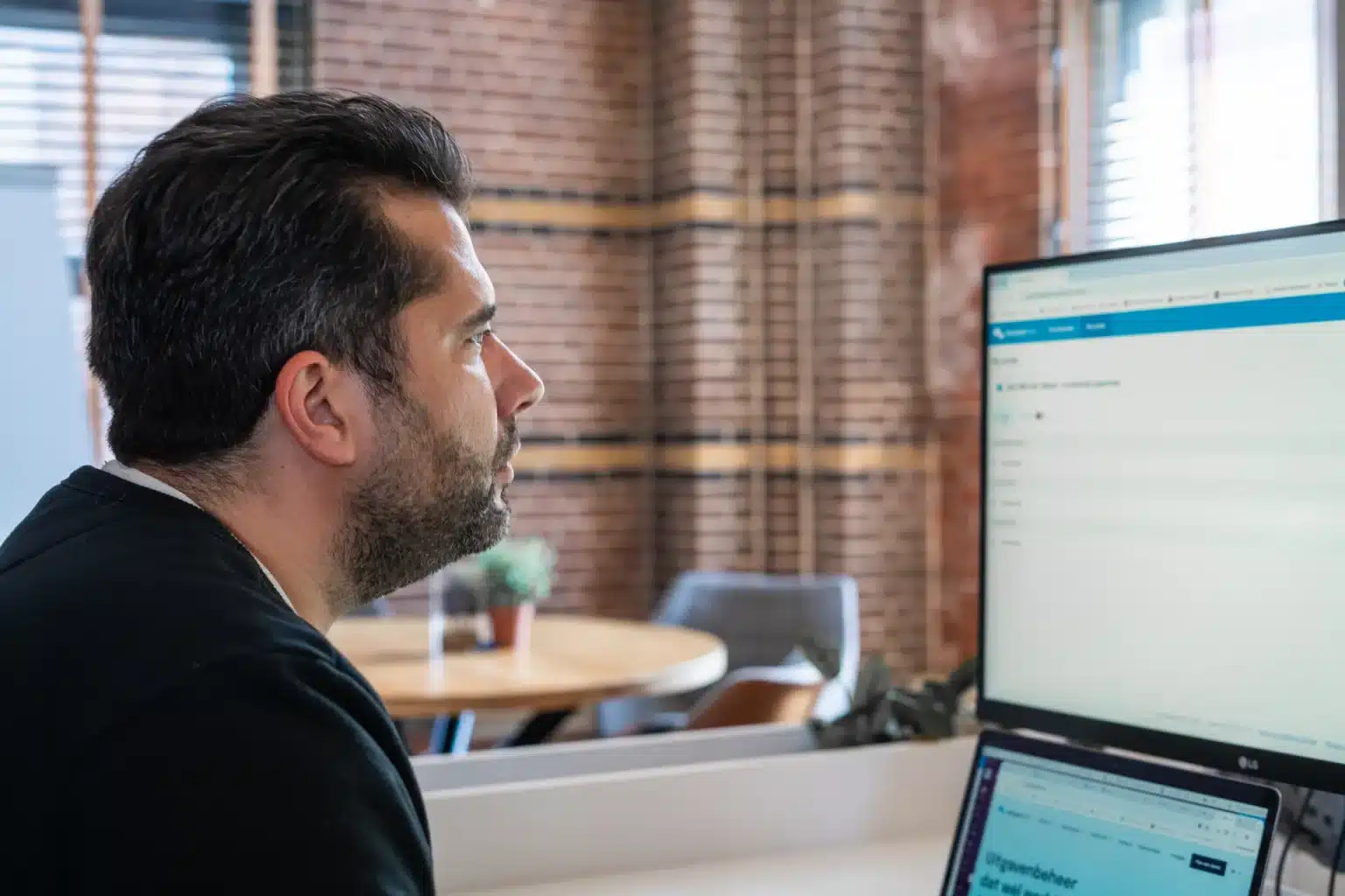 Der Finanzmitarbeiter arbeitet im SimpledCard-Dashboard